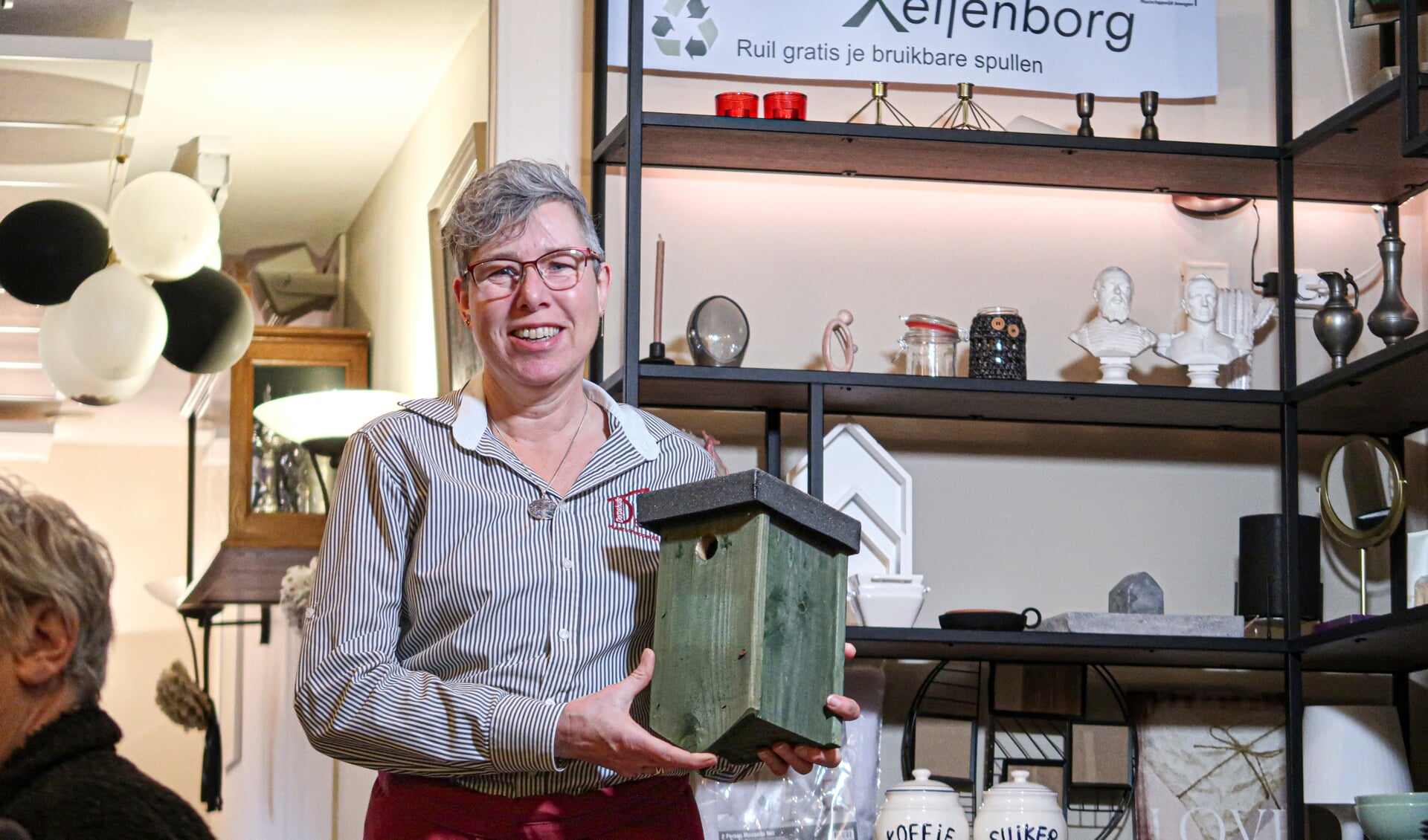 Vrijwilligster Silvie Bergervoet nam het initiatief voor een ruilkast in het dorpshuis in Keijenborg: ‘Zo leuk dat mensen er al volop gebruik van maken!’ Foto: Luuk Stam