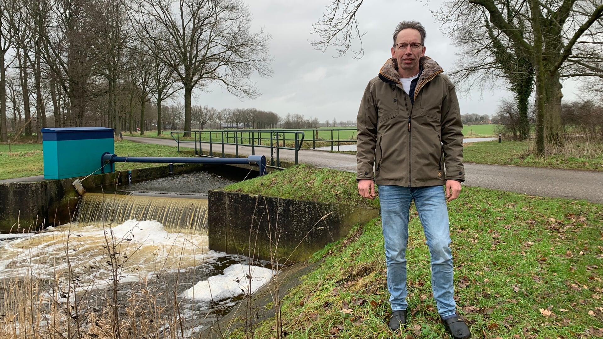 Mark Ormel bij een sluis in de Keizersbeek. Foto: Jos Wessels