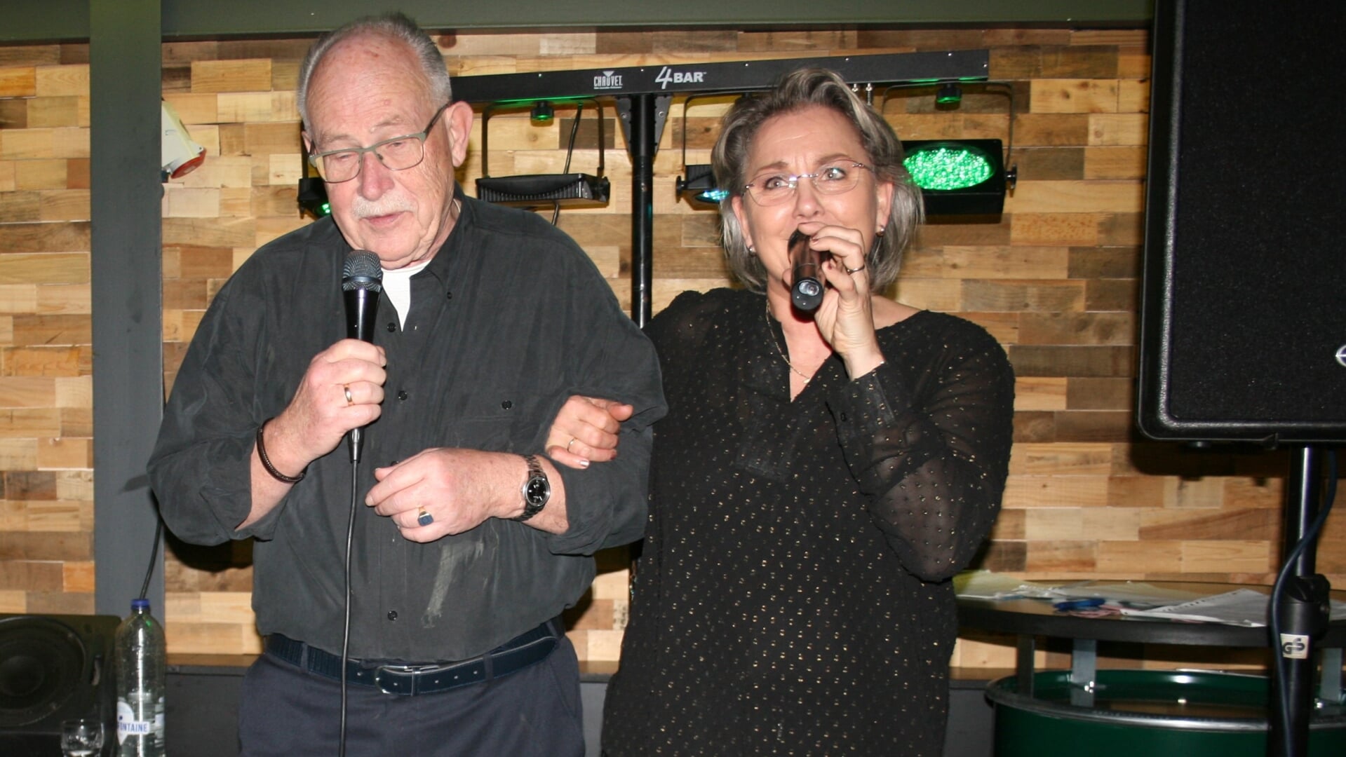 Rita Oldenhave zingt arm in arm met Arnold Grotenhuijs het Hengels Volkslied. Foto: Marijke Cornelis