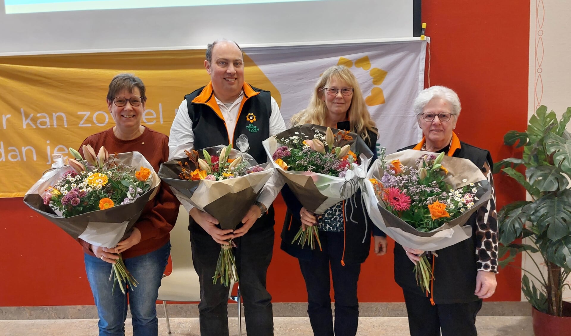 Vier jubilerende vrijwilligers werden in de bloemen gezet. Foto: PR