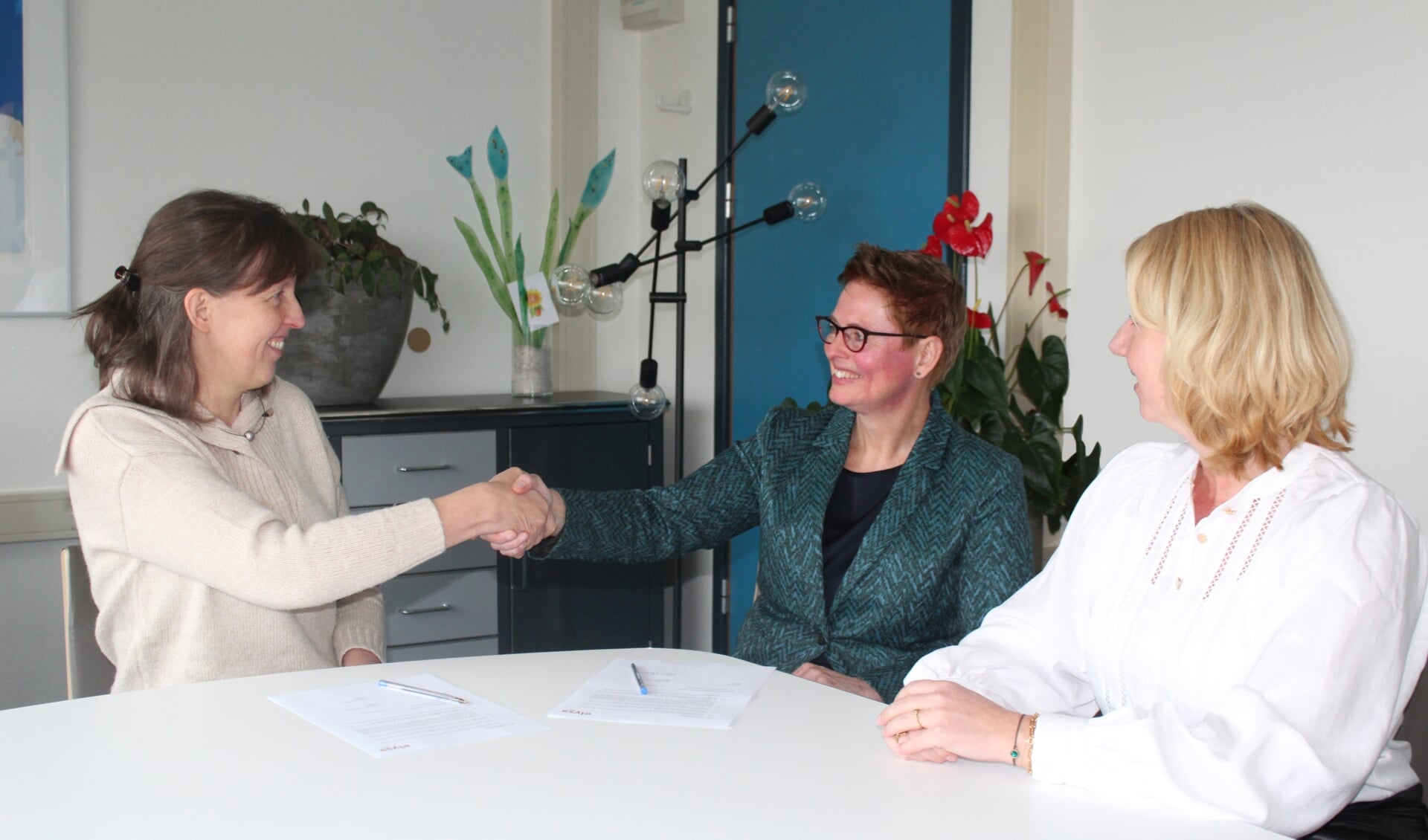 Bestuurders Inge de Wit (SKB) en Marjolein van der Pol (Elyse Klinieken) zetten hun handtekening onder de samenwerking op het gebied van nierzorg, in het bijzijn van zorgmanager Rinske van Esch (Elyse Klinieken). Foto: PR SKB