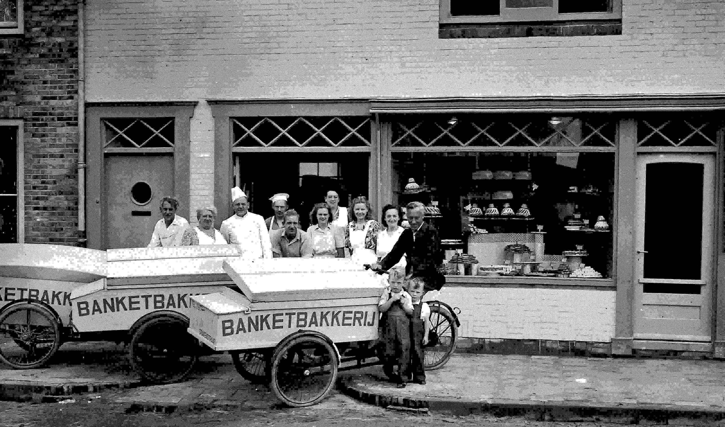 Bakkerskarren en personeel van bakkerij De Wolf in Vlissingen. Voor de kar staan Bram en Johan Boom. Deze foto’s zijn uit het privé bezit van Bram Boom. 
