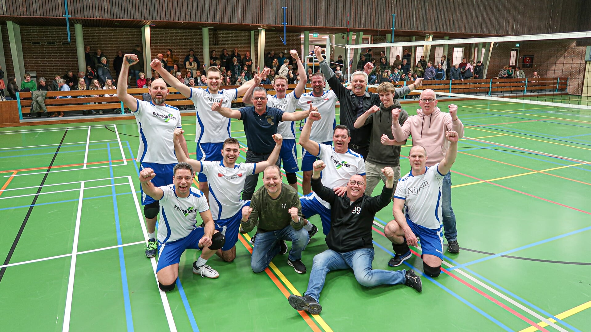 Zeven finales stonden er op het programma tijdens de slotdag van het stratenvolleybaltoernooi in sporthal De Kamp in Hengelo. De winst in de topklasse ging naar de Vordenseweg. Foto: Luuk Stam