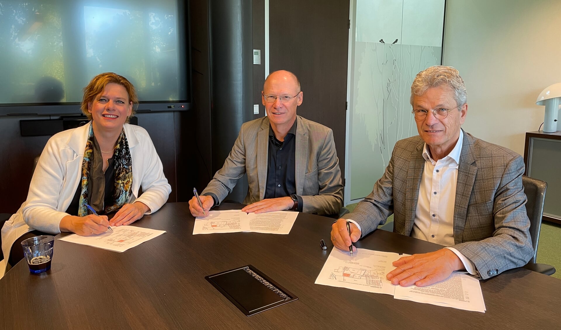 De ondertekening van de intentieovereenkomst De Hassinkhof met (vlnr) Hanke Struik (directeur bestuurder ProWonen), Hans Poortier (bestuurder Sius), Marcel Duvigneau (voorzitter raad van bestuur Marga Klompé). Foto: PR