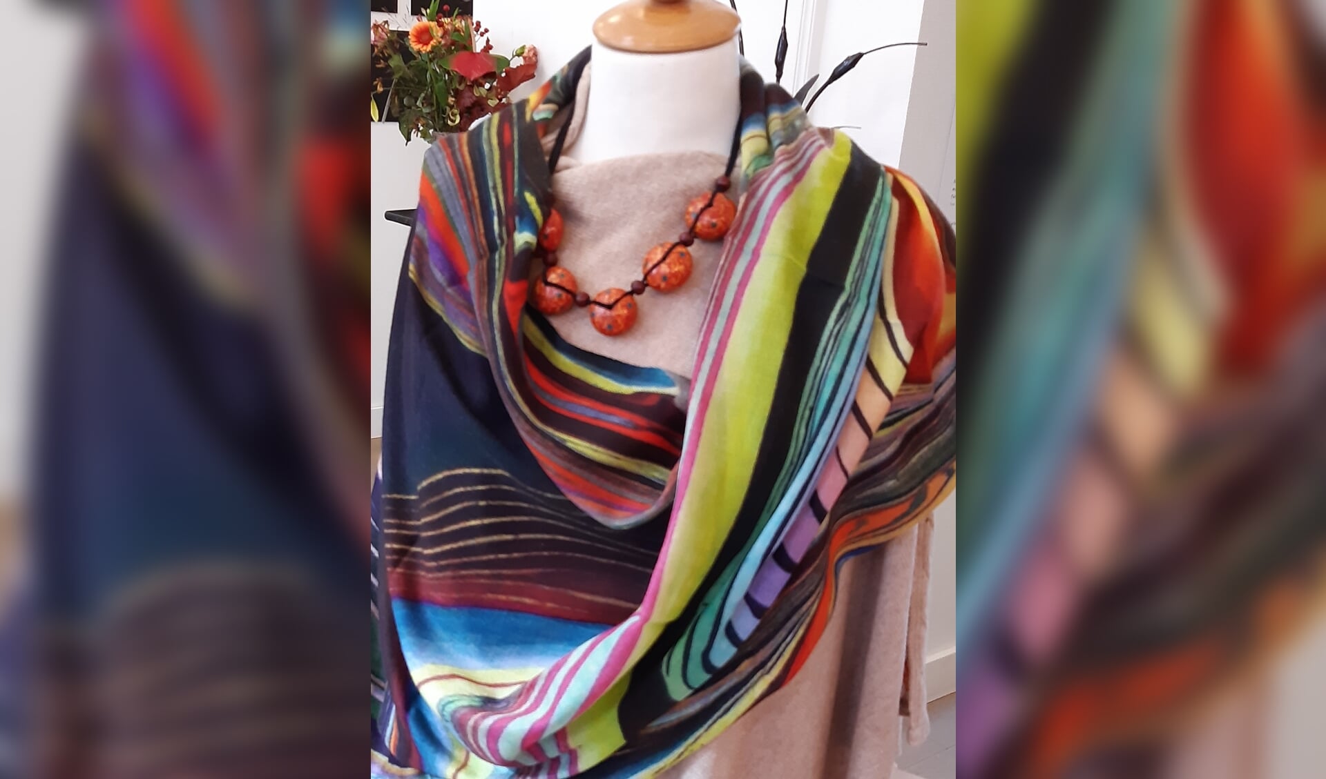 Bij de Wereldwinkel in Ruurlo kan men terecht voor sjaals in allerlei kleurcombinaties. Foto: PR