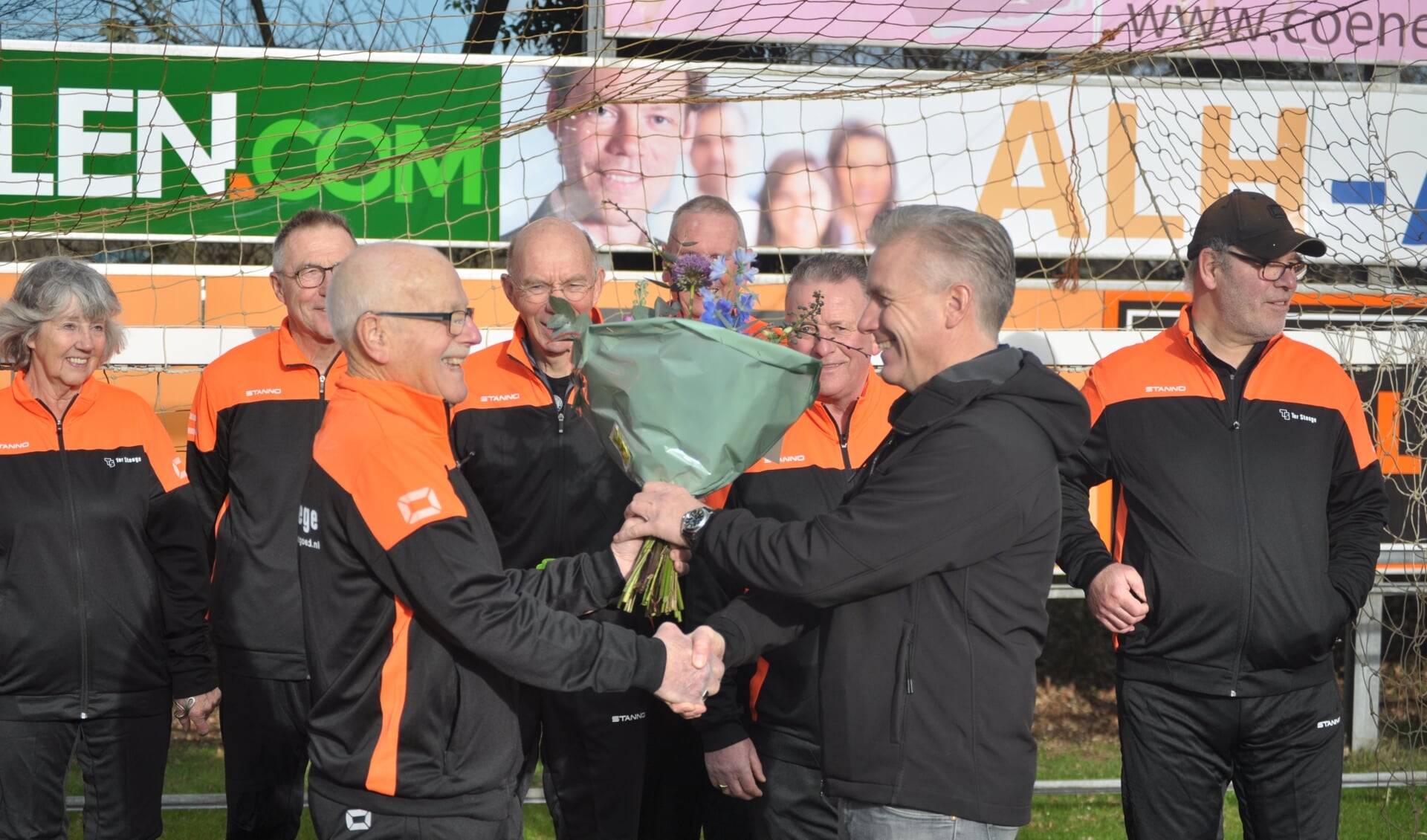 Gijs Takkenkamp (rechts) van Ter Steege Bouw Vastgoed krijgt bloemen. Foto: Jesper Giesen