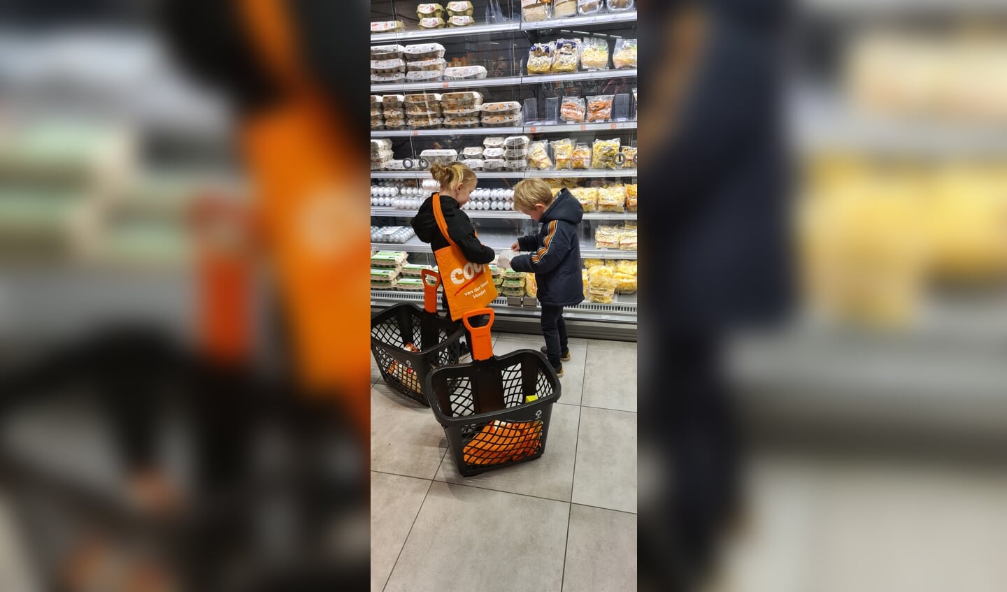 Gewapend met mand en portemonnee doen de kleuters de boodschappen. Foto: Corry Kuijt