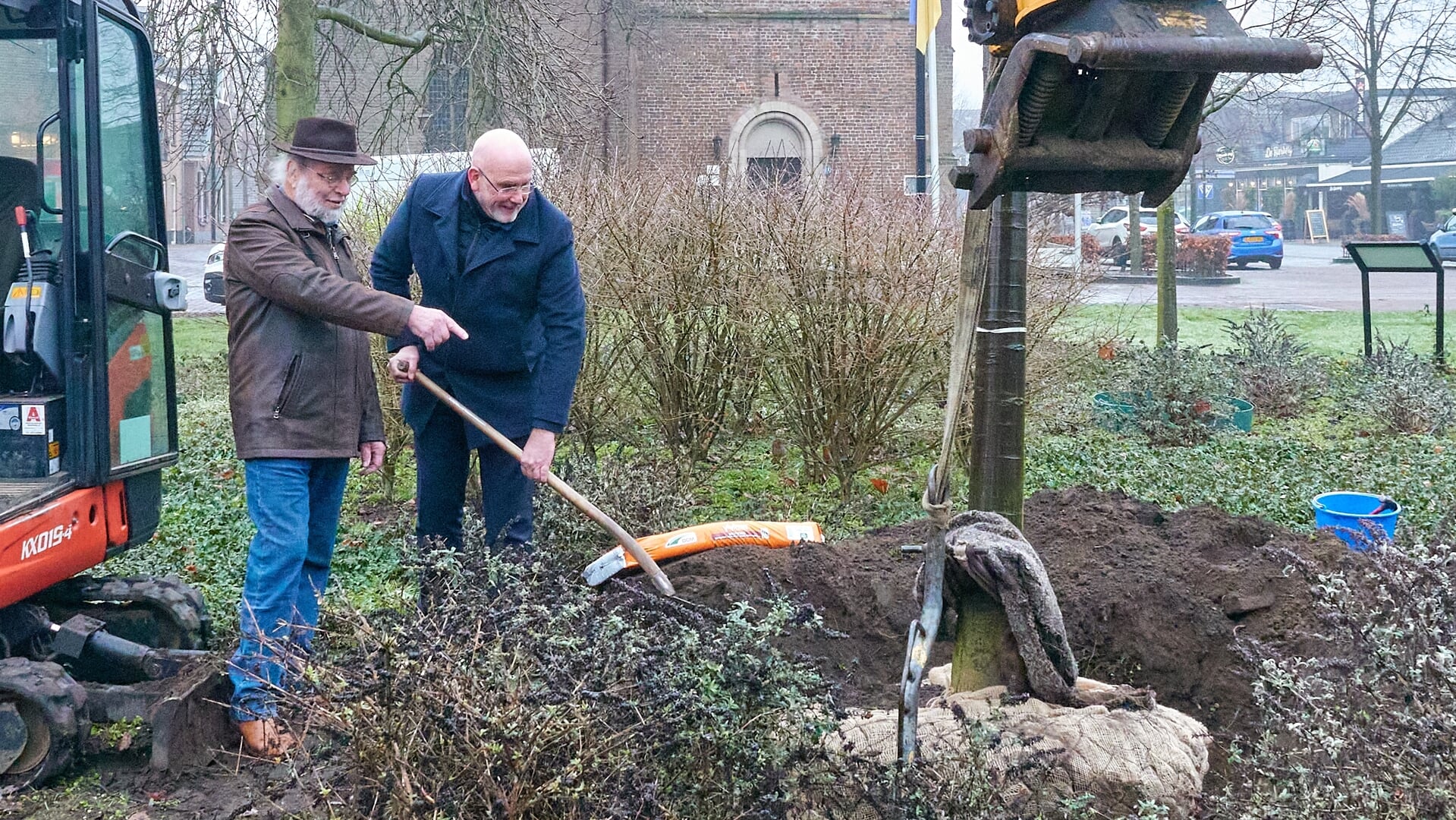 Wethouder Wilko Pelgrom helpt met planten van de zilverlinde in het centrum van Vorden. Foto: Dick van Hoffen