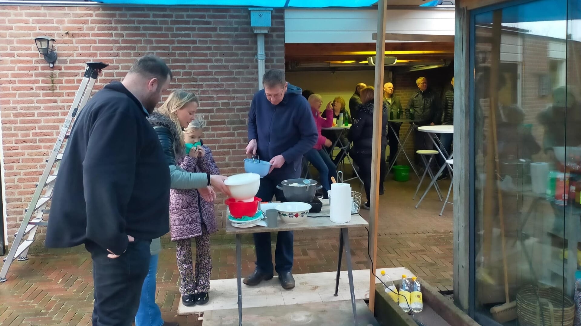 Oliebollen bakken en eten bij de Noabers. Foto: Yvonne Brummelman