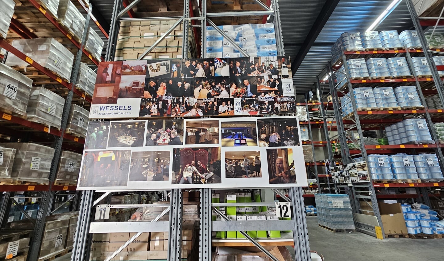Fotocollage in het magazijn van Wessels Tegels.