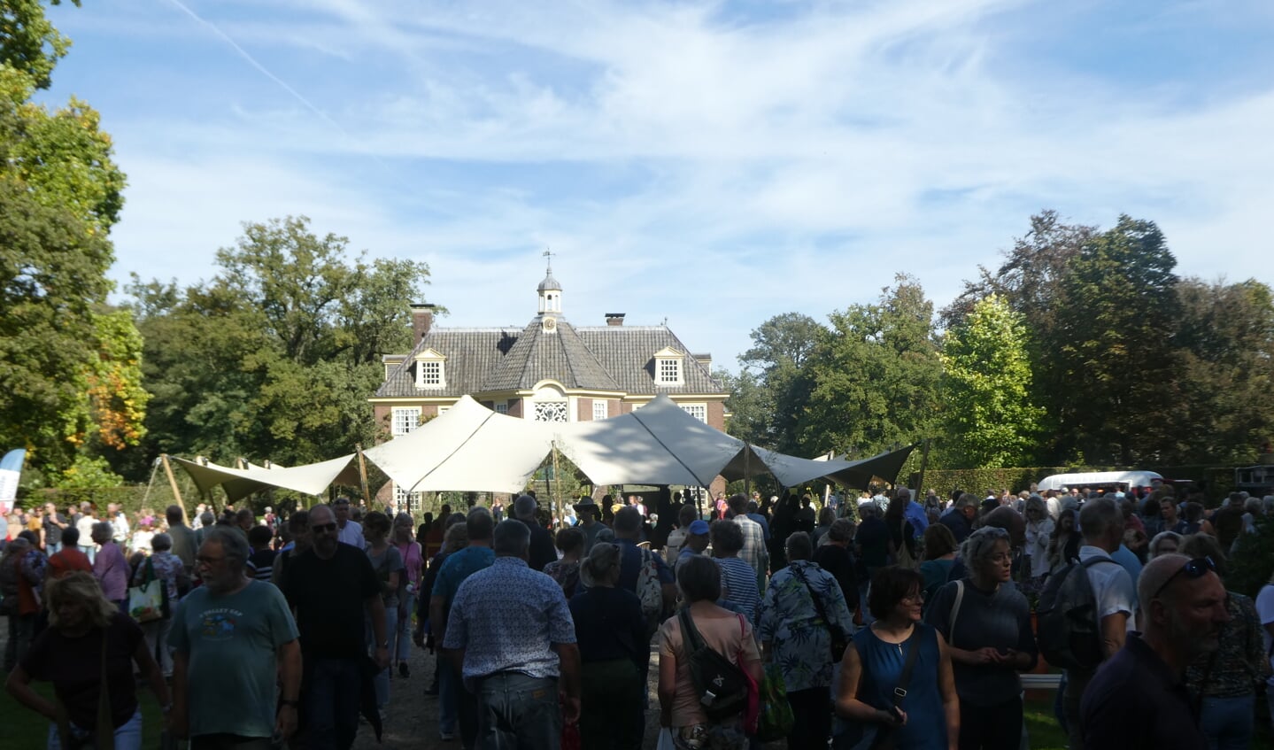 Op het voorterrein van het kasteel was de catering gevestigd.