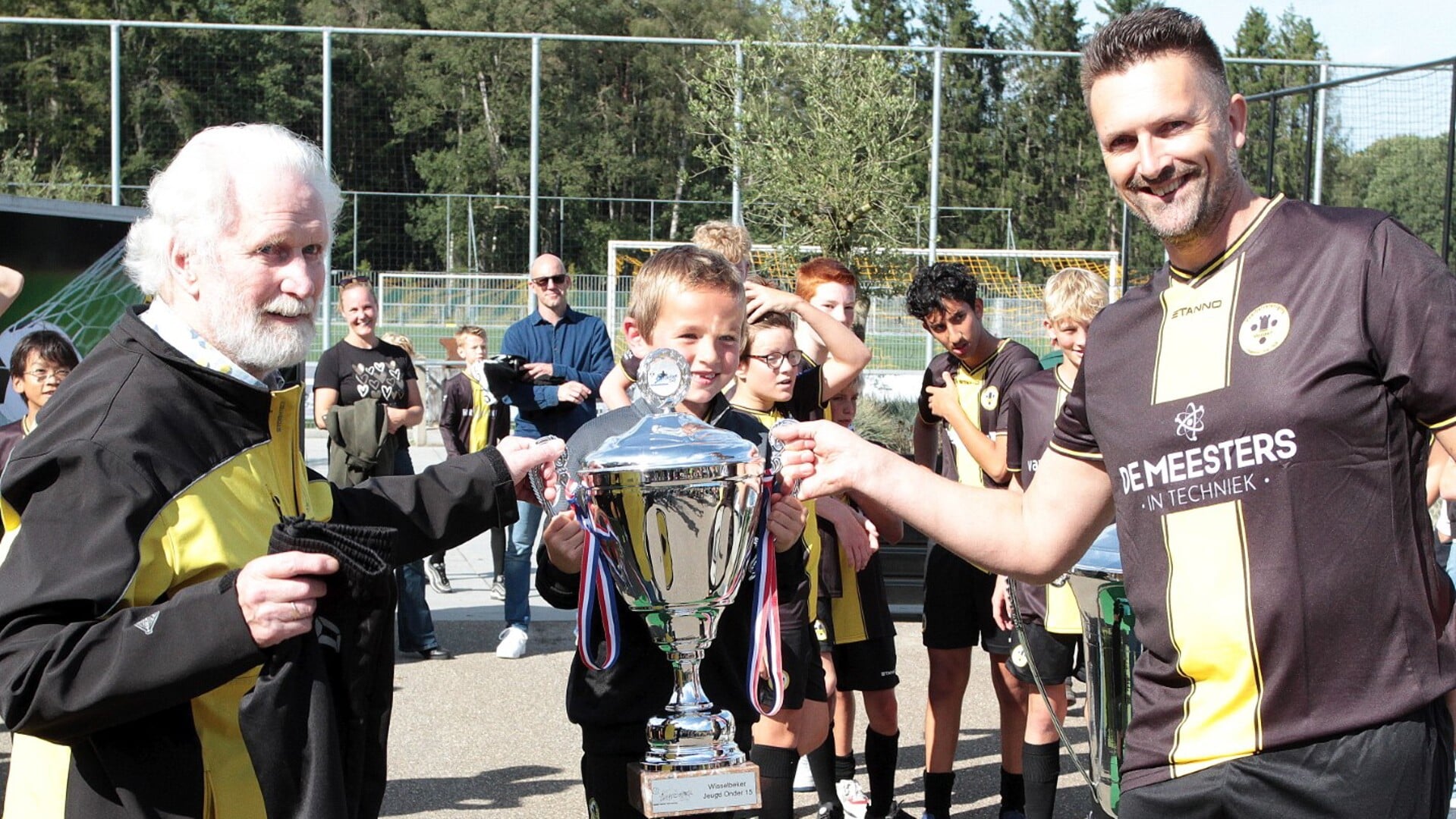 Het 600e lid van v.v. Vorden, Tim Ooijman, ontvangt een trainingspak en beker uit handen van Jan Lindenschot (links) en voorzitter Dirk Jan Wesselink. Foto: Johan Bolink