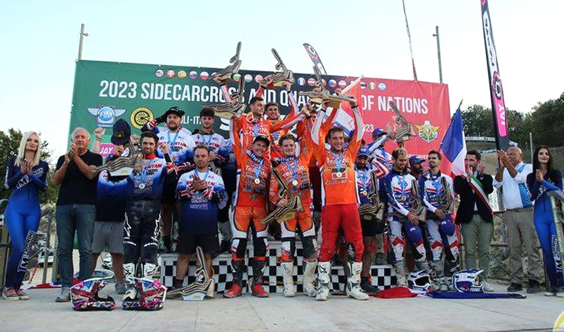 Het Nederlandse team als Europees kampioen op het podium tussen de teams van Groot Brittannië en Frankrijk. Foto Rik Claeys