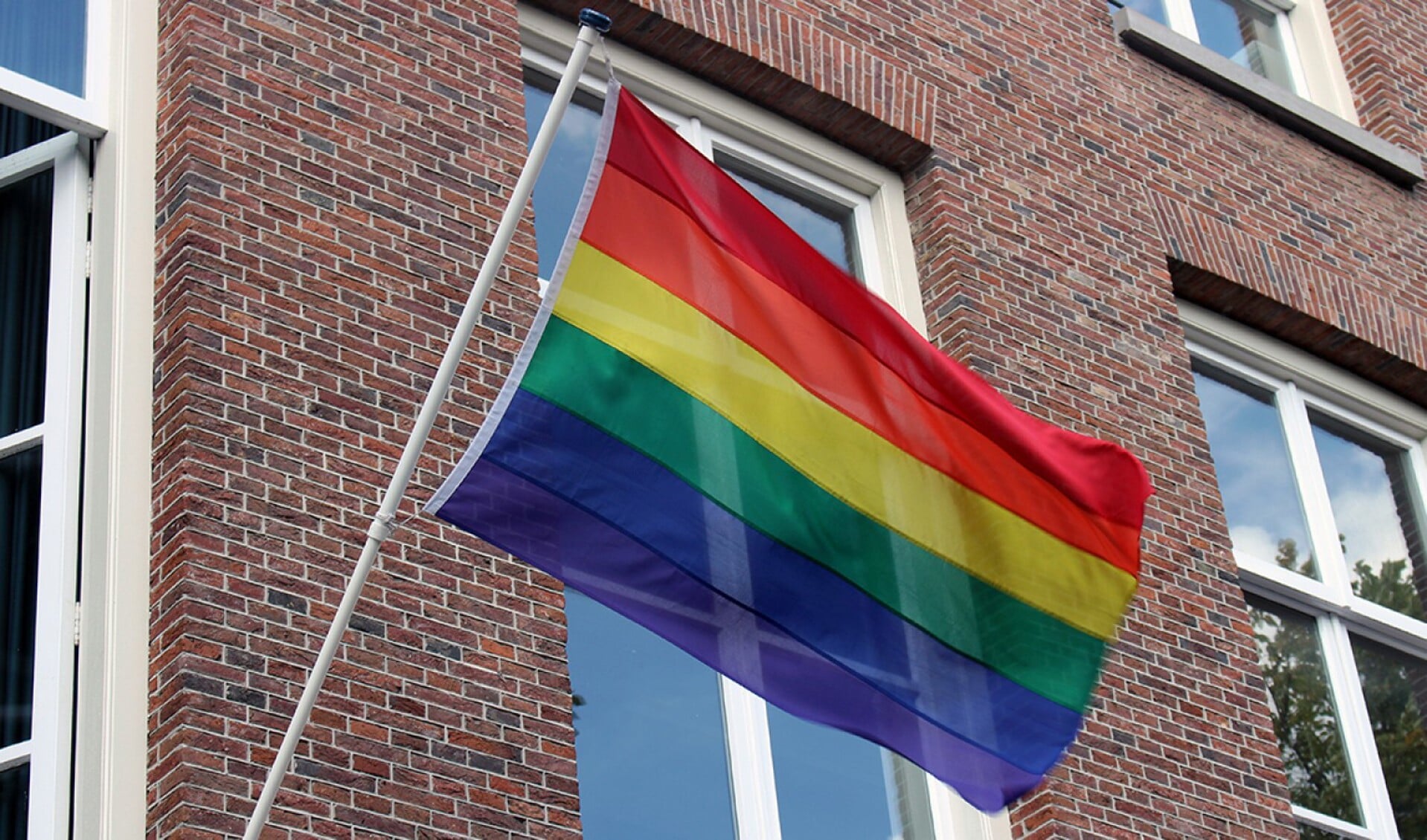 Regenboogvlag aan de kerk. Foto: PR