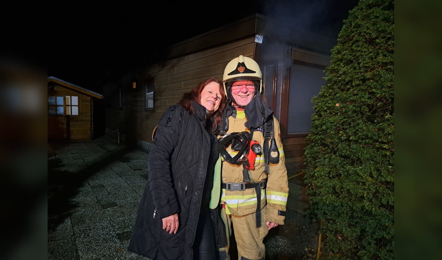 Na 31 jaar vindt Manfred Hillen, hier met echtgenote Anja, het mooi geweest en beleeft hij zijn laatste uitruk bij de vrijwillige brandweer Groenlo. Foto: Kyra Broshuis