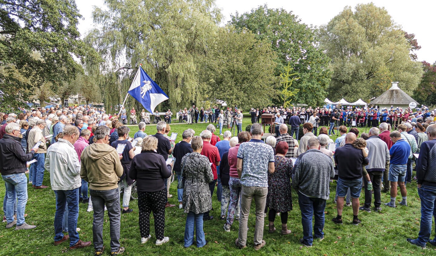 Honderden Hengeloërs zingen samen het volkslied met medewerking van muziekverenigingen uit het dorp. Foto: Luuk Stam