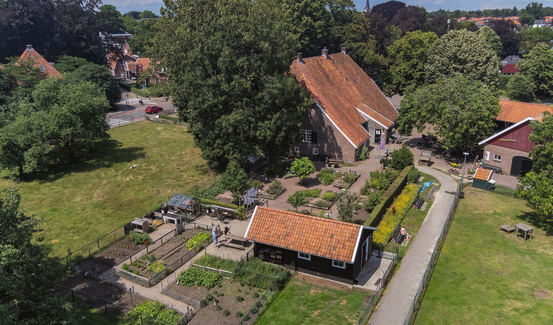 Luchtfoto van De Ahof met op de voorgrond de bijenstal. Foto: Abe Maaijen