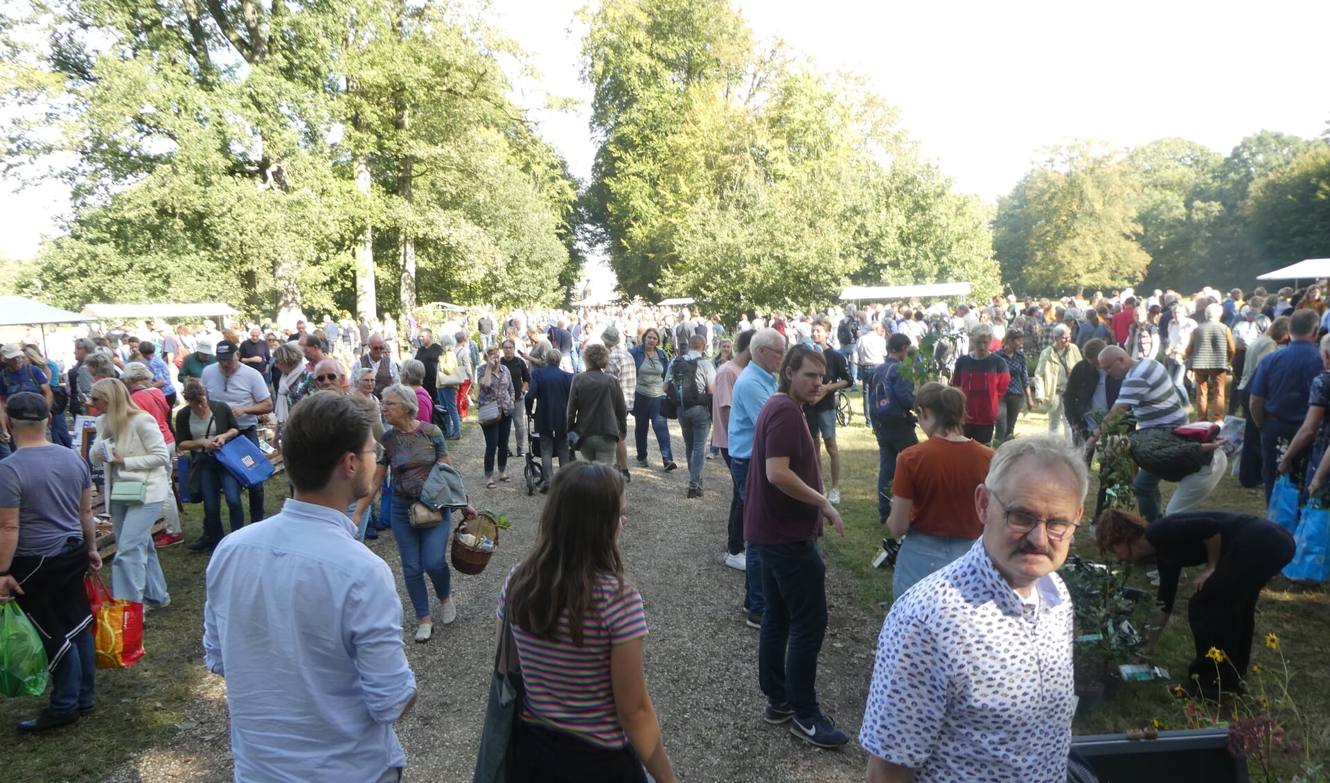 Rond de 6500 bezoekers bezochten zondag de Ambachtelijke Plantenmarkt op Landgoed De Wiersse. Foto: Jan Hendriksen
