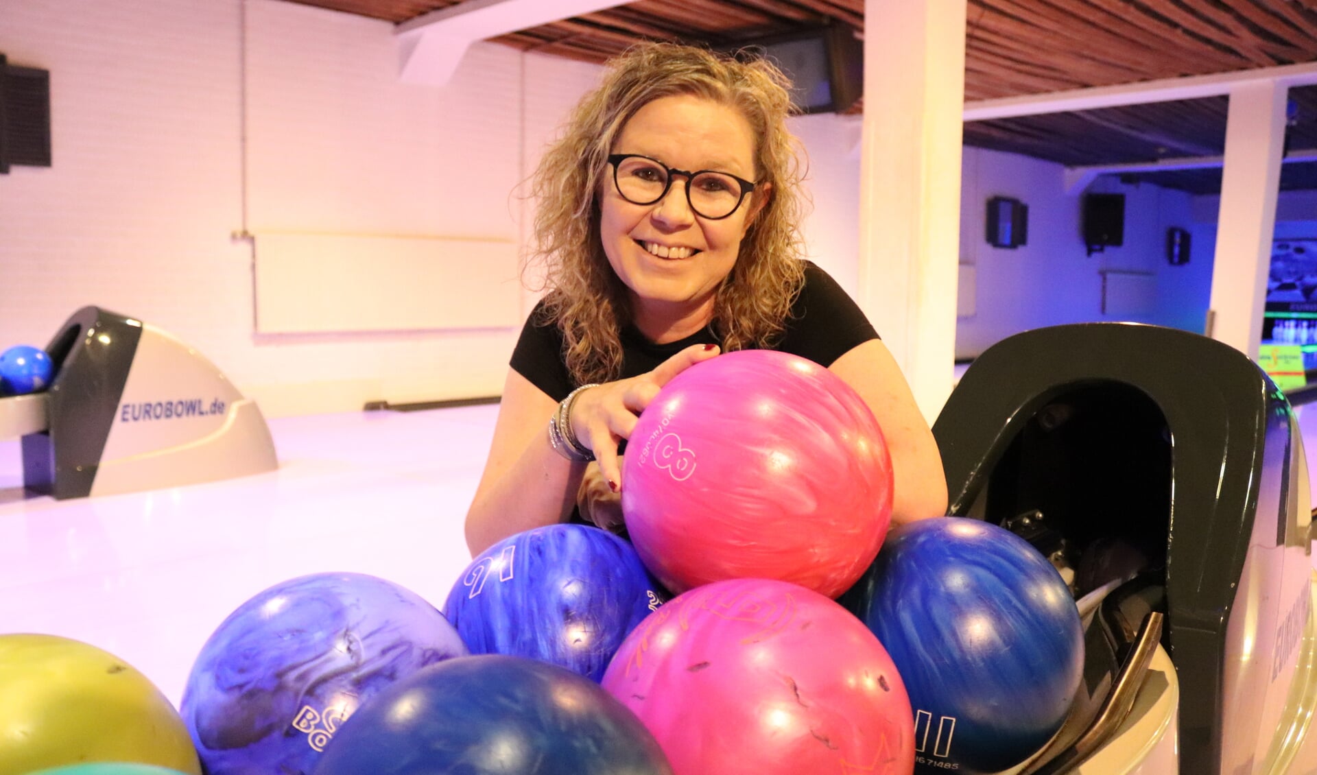 Renate Karssenberg daagt iedereen uit om mee te doen met het jaarlijkse bedrijfsbowlen. Foto: Arjen Dieperink