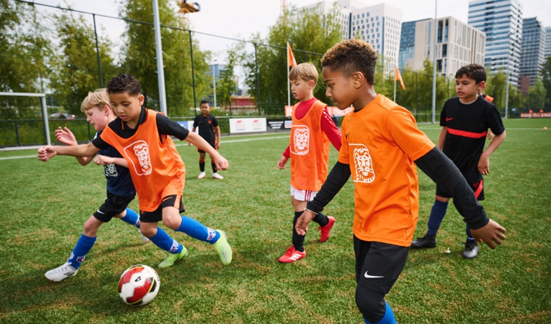 Voetbalvereniging Ruurlo en ING zorgen er samen met de KNVB, SchuldenlabNL, de VoorzieningenWijzer en de Nederlandse Schuldhulproute voor dat meer kinderen kunnen voetballen .Foto: PR. 
