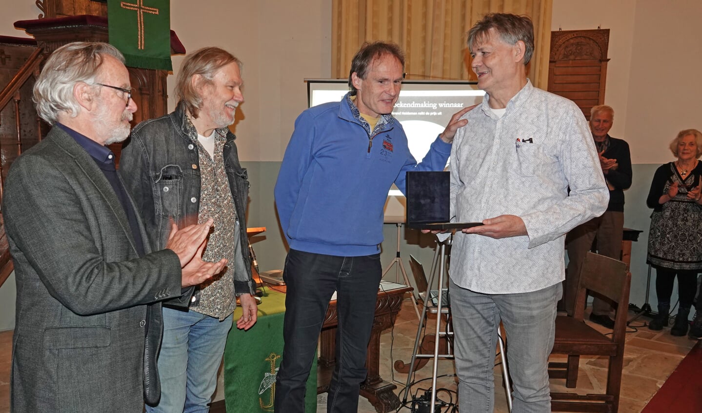 Are Meijer uit Amsterdam (r) won in categorie Nedersaksische gedichten en ontving de hoofdprijs uit handen van juryvoorzitter Gerrit Klaassen, bijgestaan door de juryleden Jaap Nijstad (l) en Goaitsen van der Vliet. Foto: PR