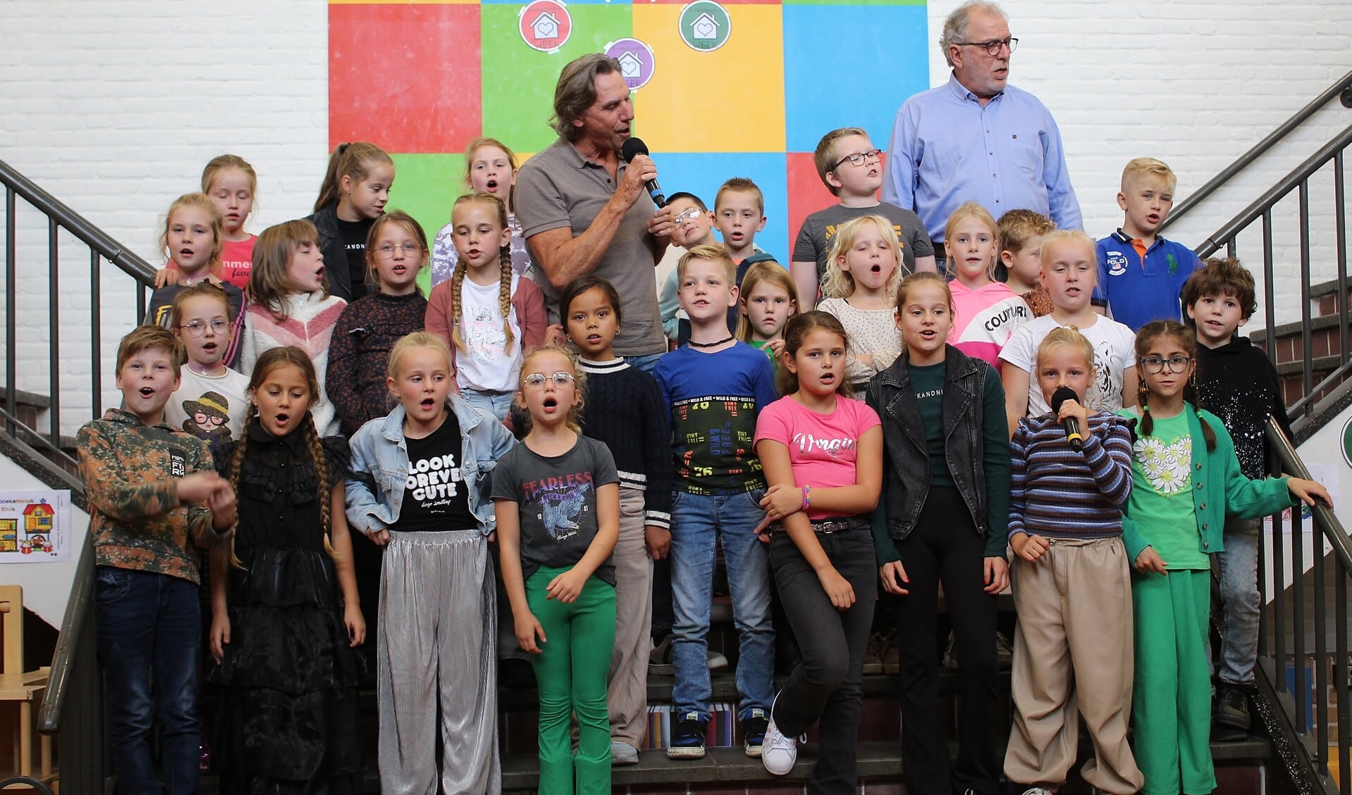 De Barghse Jonges tussen groep 5 leerlingen. Foto: Marlous Velthausz