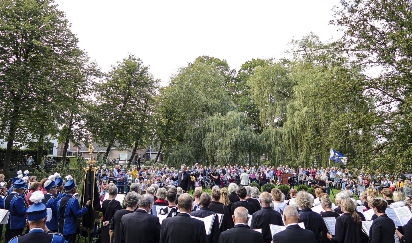 De opkomst leidde bij de organiserende historische vereniging tot grote tevredenheid, het samen zingen tot kippenvel. Foto: Luuk Stam