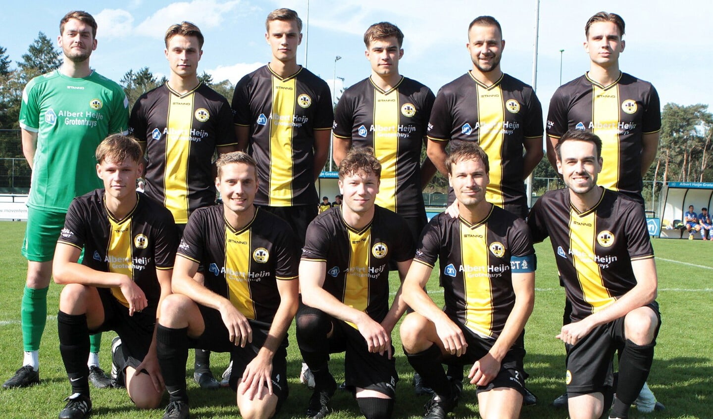 Vorden 1 voor aanvang van de wedstrijd tegen VVG (4-3 winst) in het nieuwe tenue. Foto: Johan Bolink