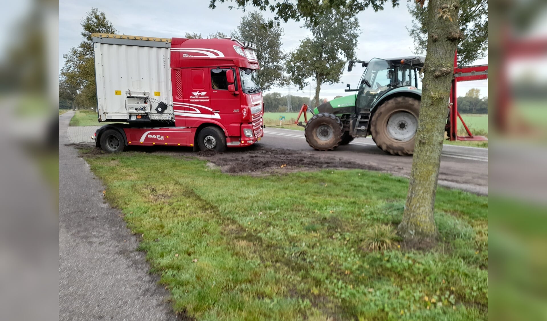 Lokale boeren helpen vrachtwagens weer de weg op. Foto: PR