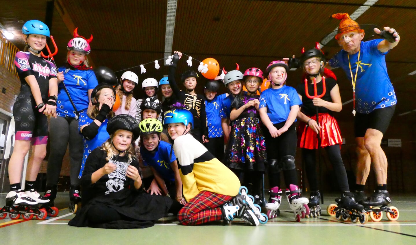 Halloween-skeelerles van groep 2. Foto: Harry van der Zijde