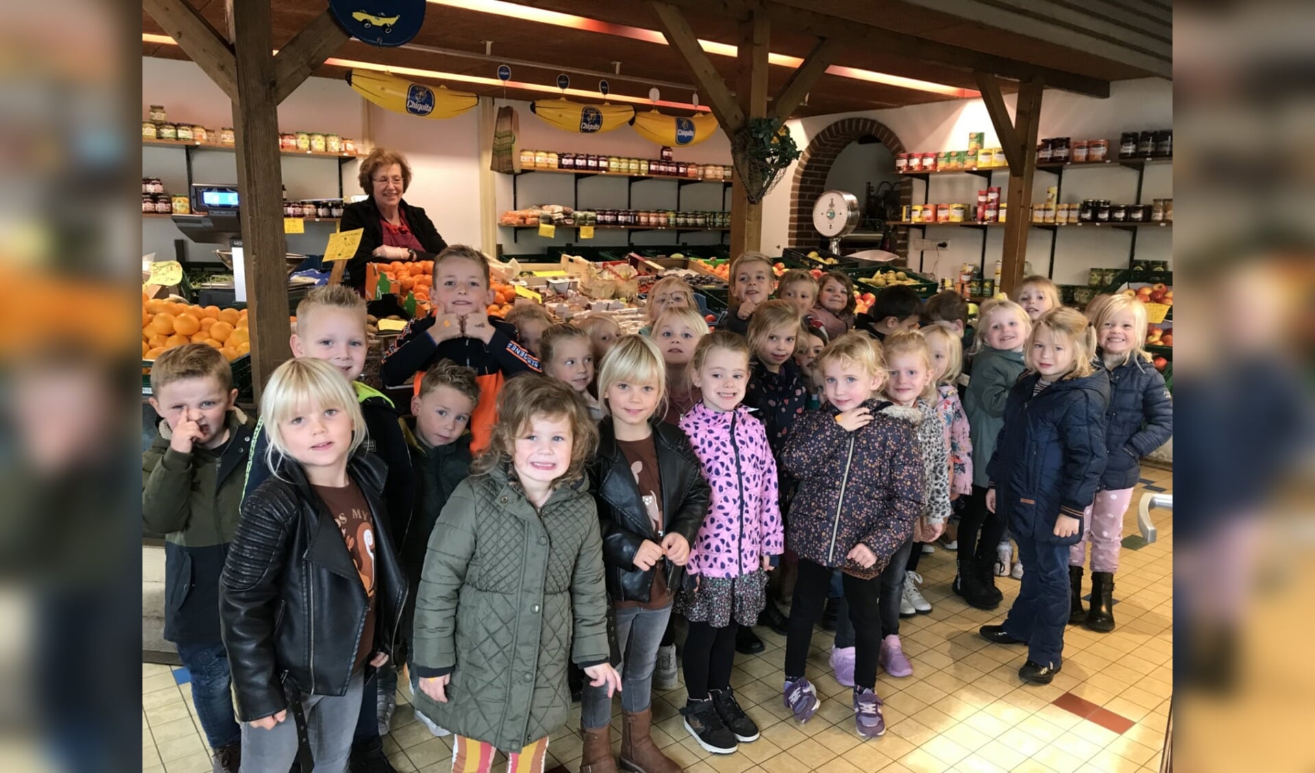 Kleuters op bezoek bij Kuipers Groenten en Fruit in Hengelo. Foto: Betty Langeler