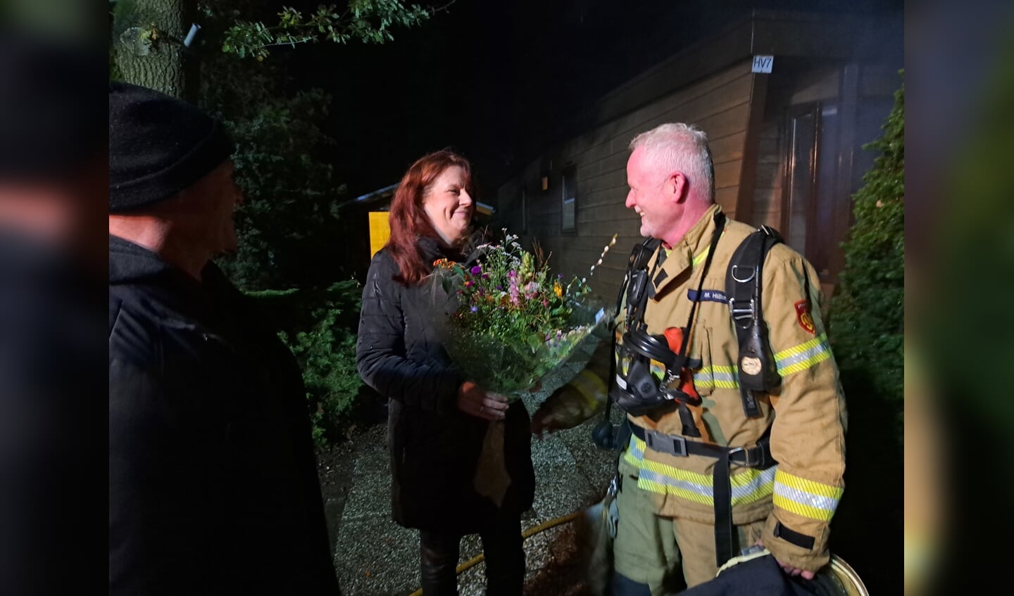 Manfred Hillen stopt na 31 jaar bij de vrijwillige brandweer Groenlo. Er zijn bloemen voor echtgenote Anja bij de laatste uitruk. Foto: Kyra Broshuis 