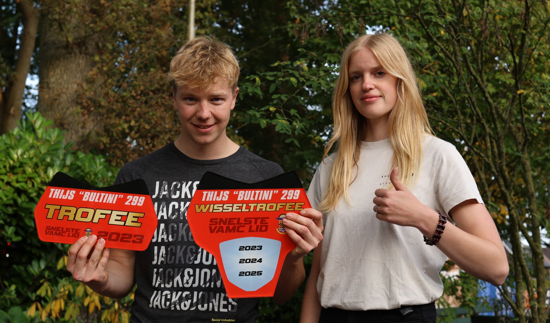 Jarno Zandbergen, het snelste clublid van V.A.M.C. kreeg de Thijs ‘Bultini’ 299 wisseltrofee uitgereikt door Ilse Hoenson. Foto: Henk Teerink