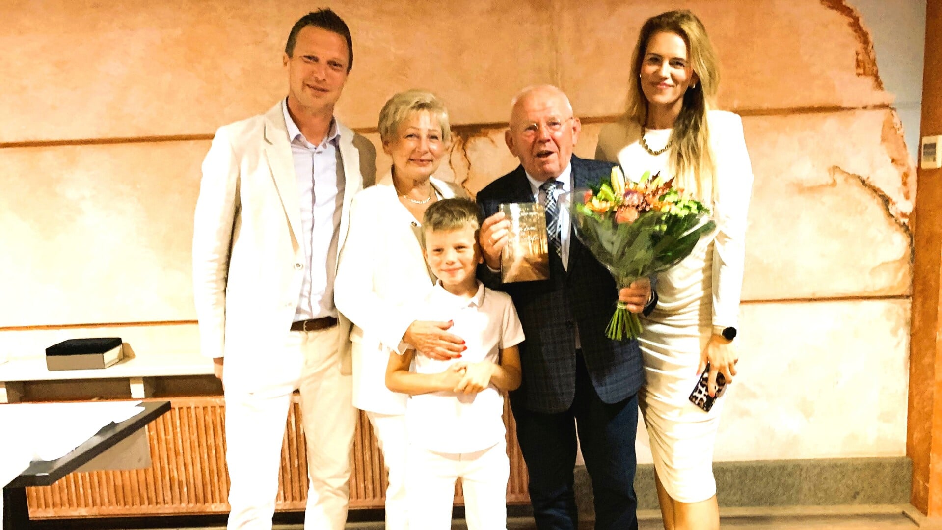 Joseph Aagten met zijn boek, omringd door echtgenote Irena, zoon Adriaan, schoondochter Agnieszka en kleinzoon Adam. Foto: Theo Huijskes