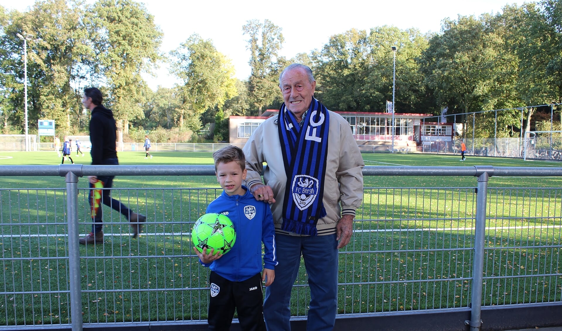 Een blije Guus met zijn overgrootvader Bennie du Plessis. Foto: Marlous Velthausz