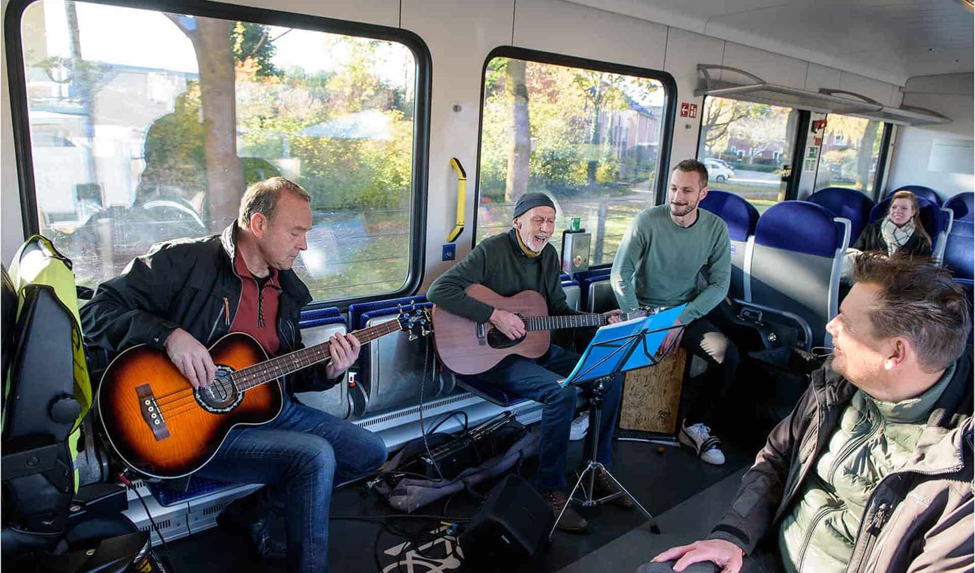 The Outlanders spelen in de trein van Arriva. Foto: Rene Moorman