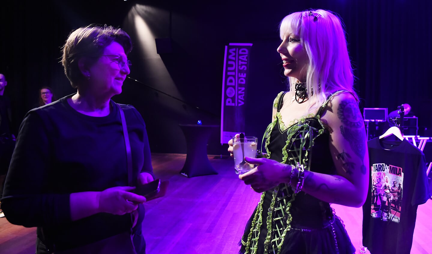 Op het podium van Amphion Cultuur Bedrijf stond zangeres Yaro Mila uit Amsterdam. Foto: Roel Kleinpenning