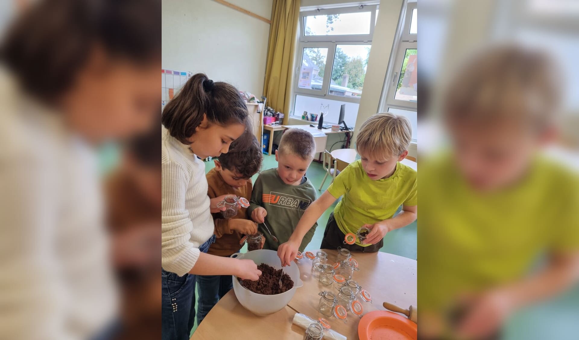 Bij Mij Thuis op De Voshaar; leerlingen maken hapjes voor het project in de Kinderboekenweek. Foto: M. te Hofstee
