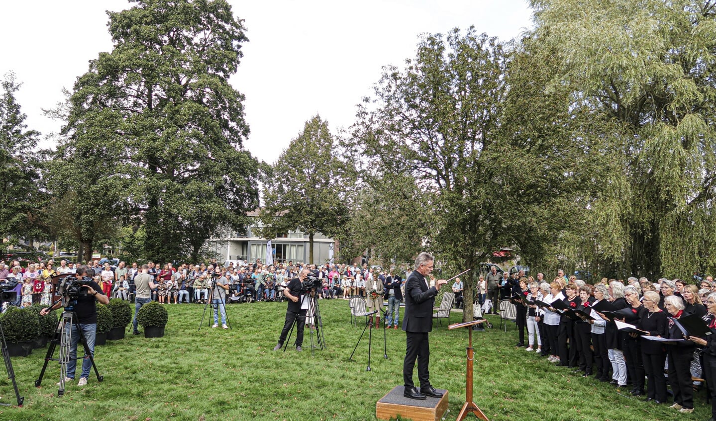 Honderden Hengeloërs zingen samen het volkslied met medewerking van muziekverenigingen uit het dorp. Foto: Luuk Stam