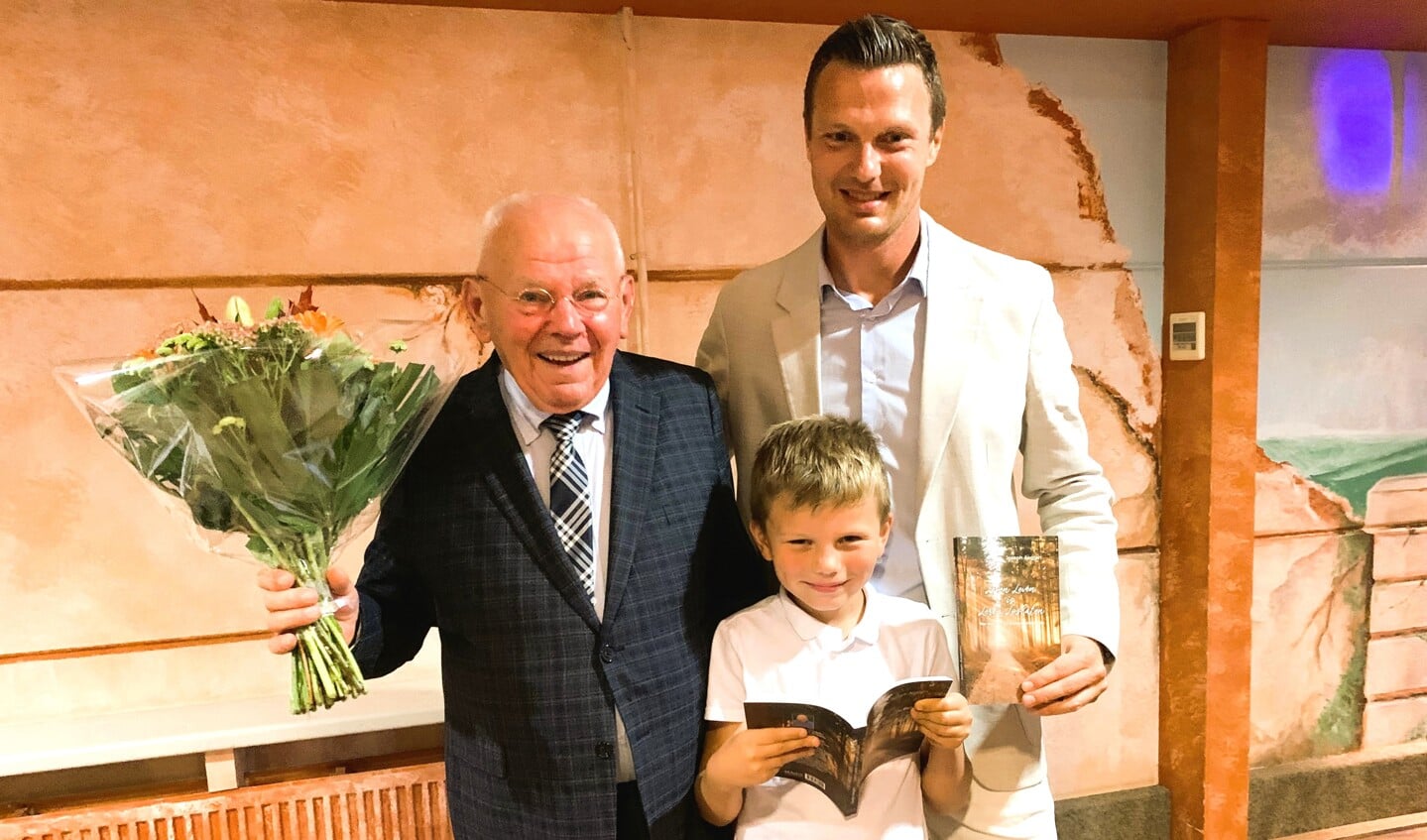 Opa Joseph Aagten met zoon Adriaan en kleinzoon Adam. Foto: Theo Huijskes