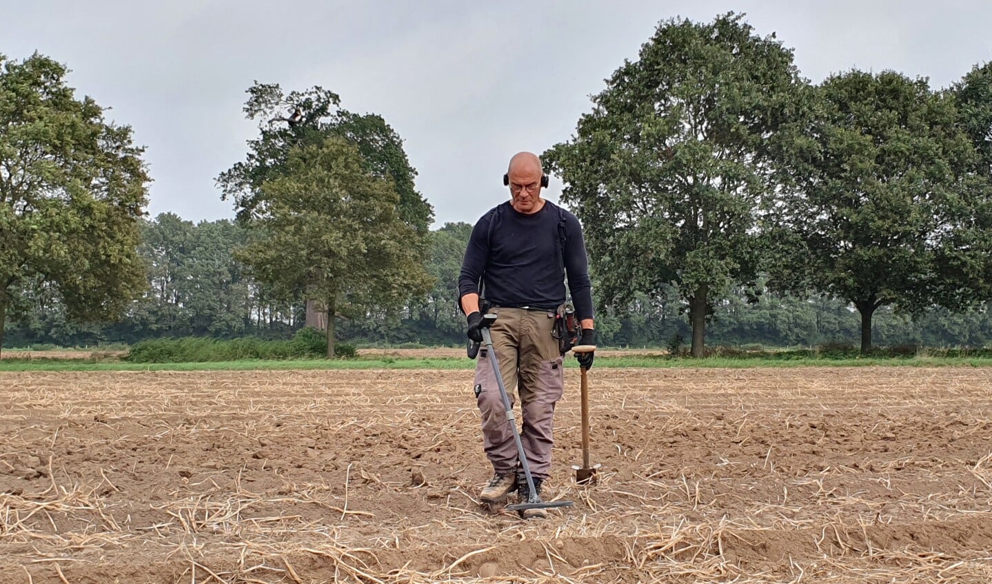 Meter voor meter doorkruist Fred Cramer gestructureerd en geconcentreerd de akker met zijn metaaldetector op zoek naar geschiedenis. Foto: Alice Rouwhorst