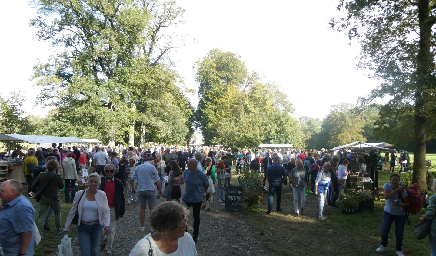 Rond de 6500 bezoekers bezochten zondag de Ambachtelijke Plantenmarkt op Landgoed De Wiersse. Foto's: Jan Hendriksen