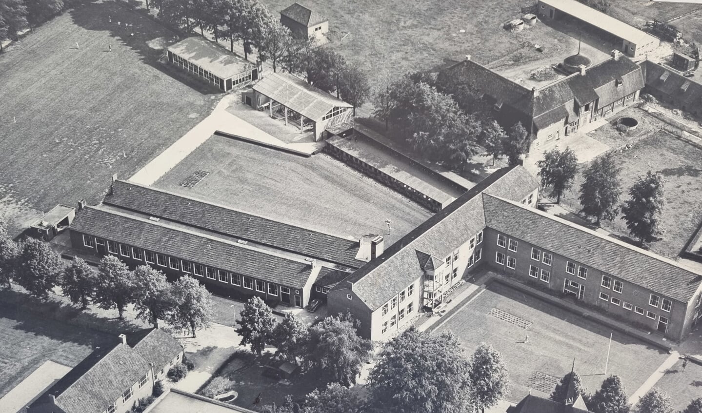 Oude overzichtsfoto van het schoolcomplex. Foto: PR