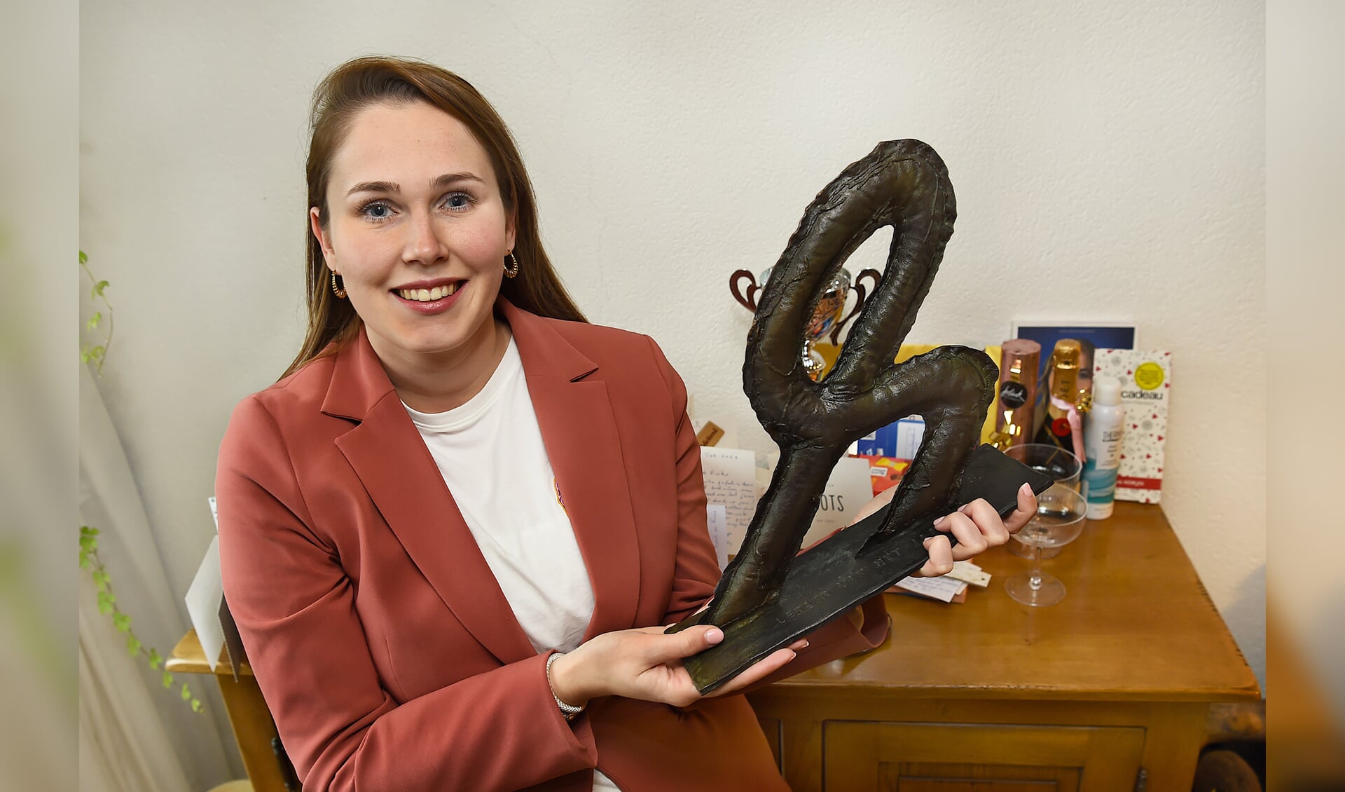 Lieke Brugman met haar prijs. Foto: Roel Kleinpenning