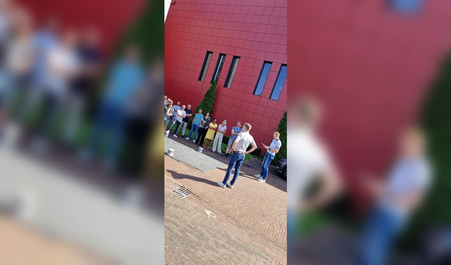 Wessels Tegels krijgt afbeelding van stucwerk kado van personeel ter ere van 50 jarig jubileum.