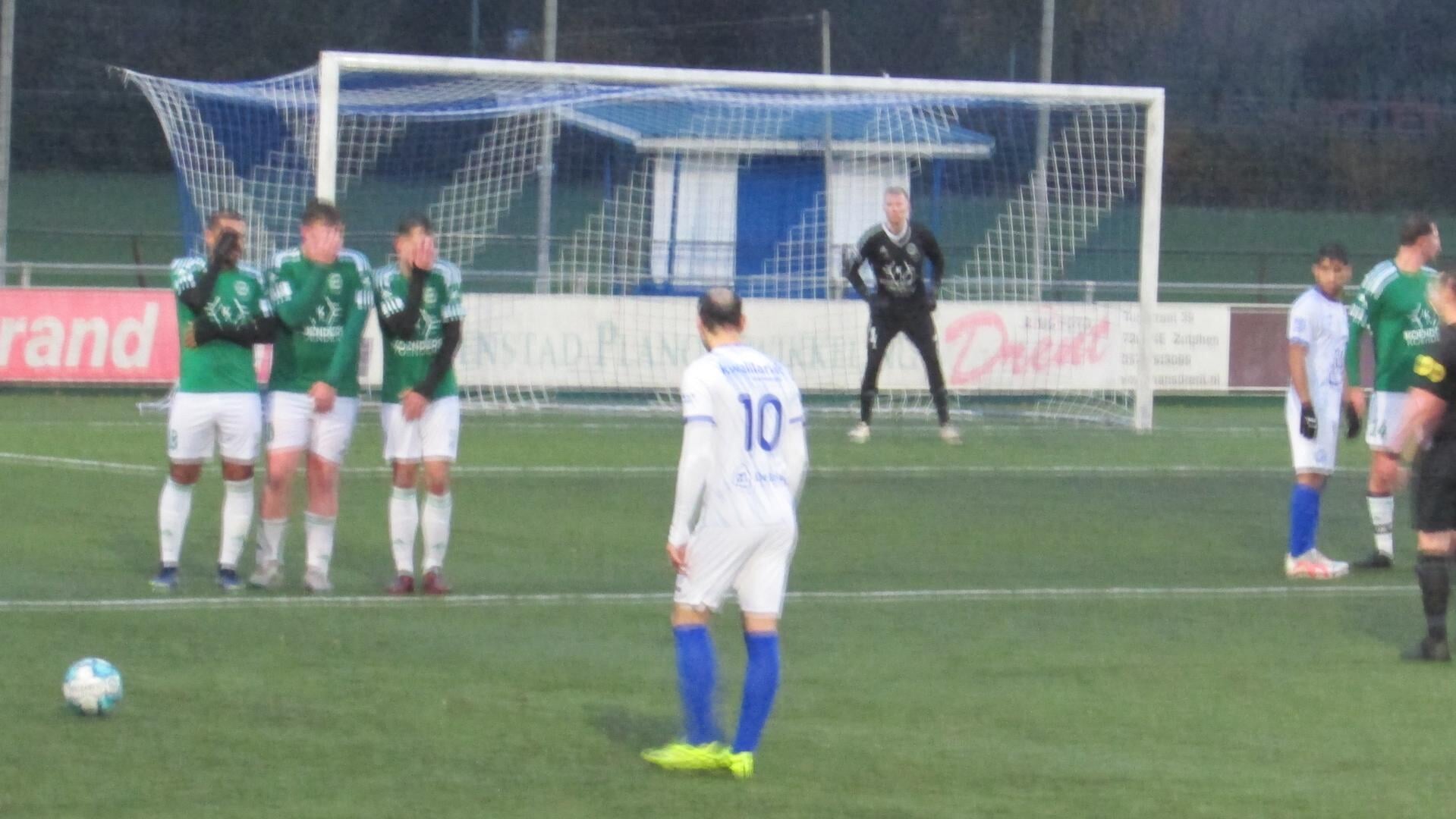 Huseyin Cengis legt aan voor een vrije trap. Foto: Foto: PR