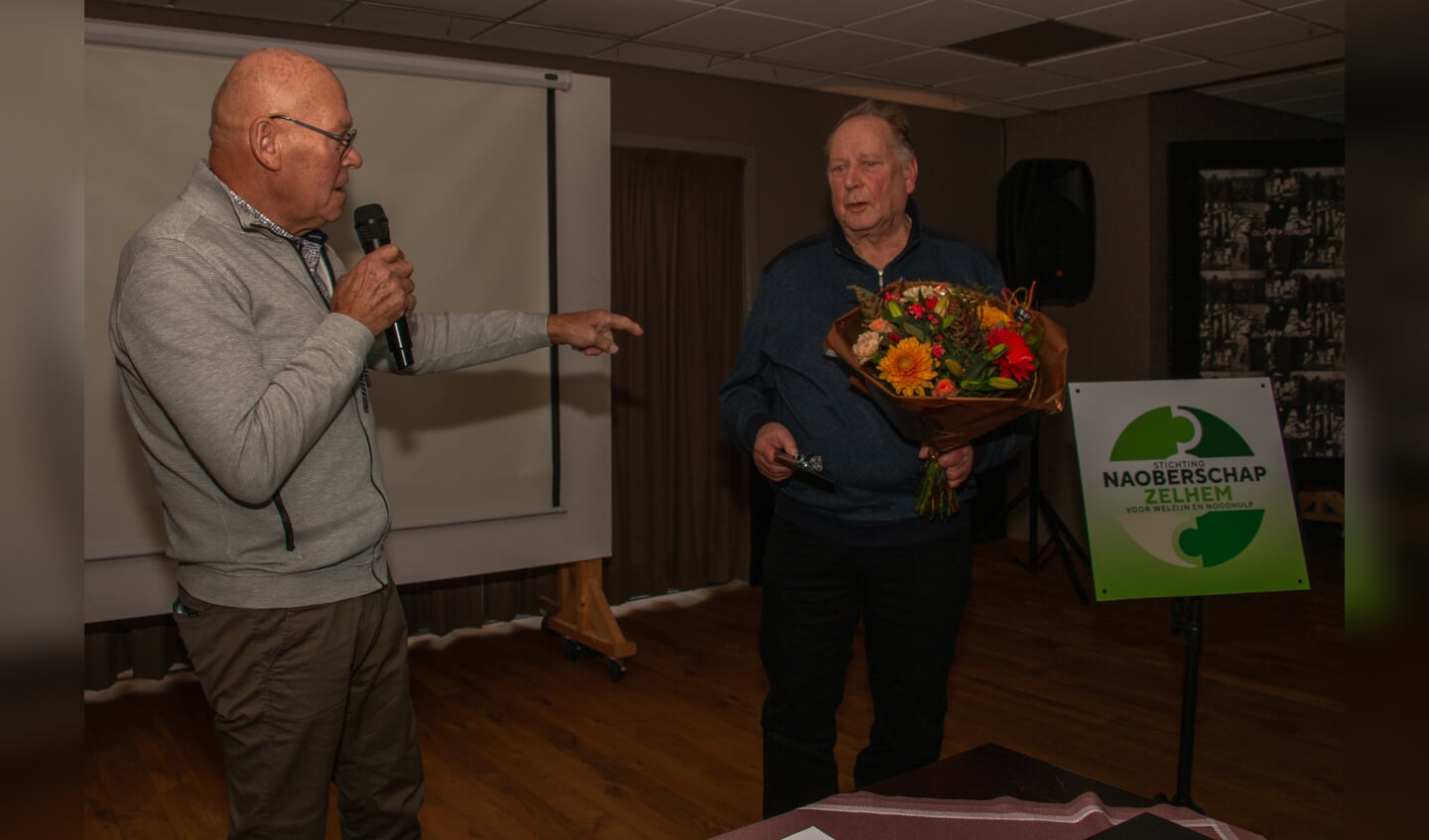 Vrijwilligersmiddag van de nieuwe Stichting Naoberschap Zelhem met afscheid van Wim Evers. Wim Heusinkveld spreekt hem toe Foto: Liesbeth Spaansen