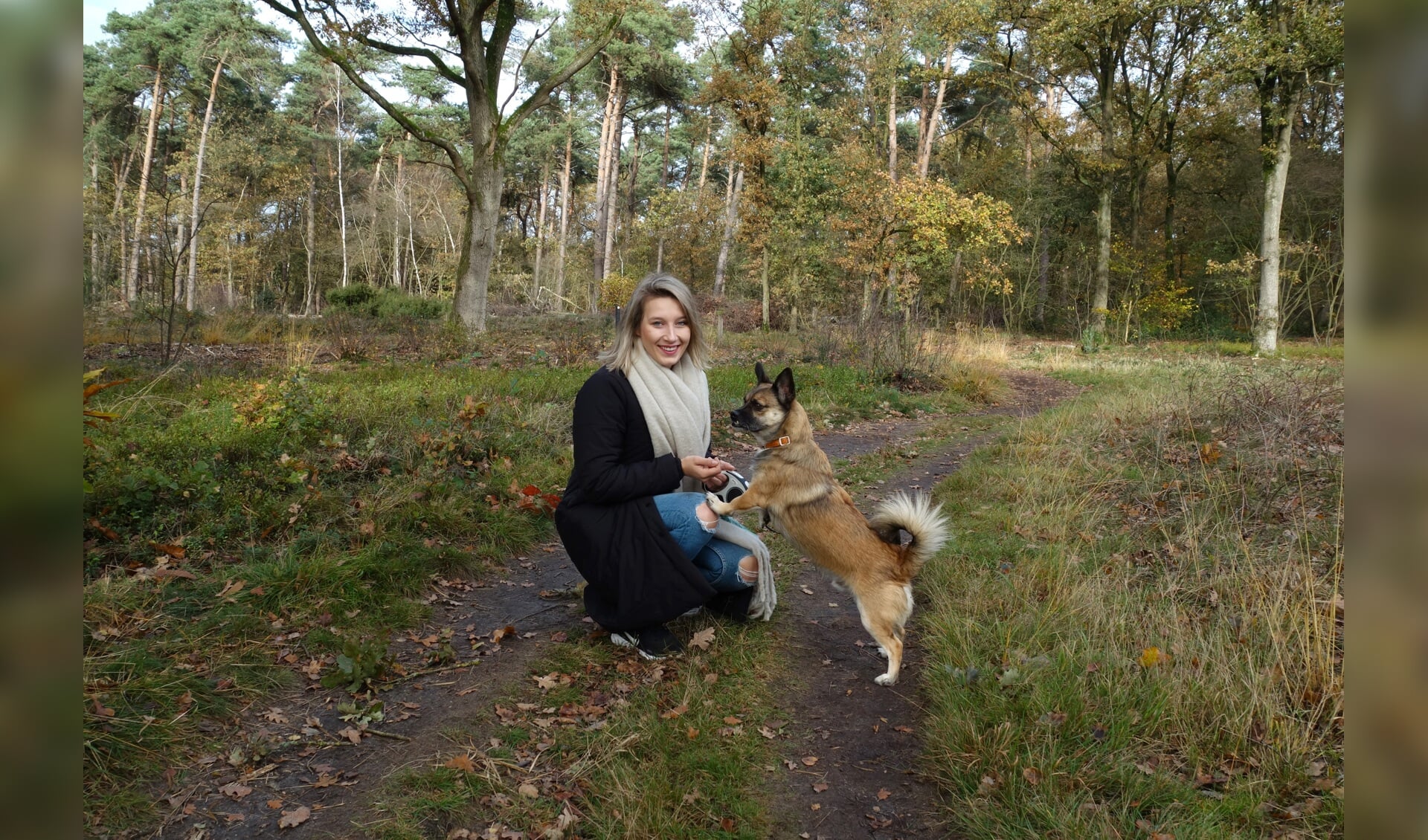 Loes ten Dolle wandelt graag met haar hond. Foto: Clemens Bielen