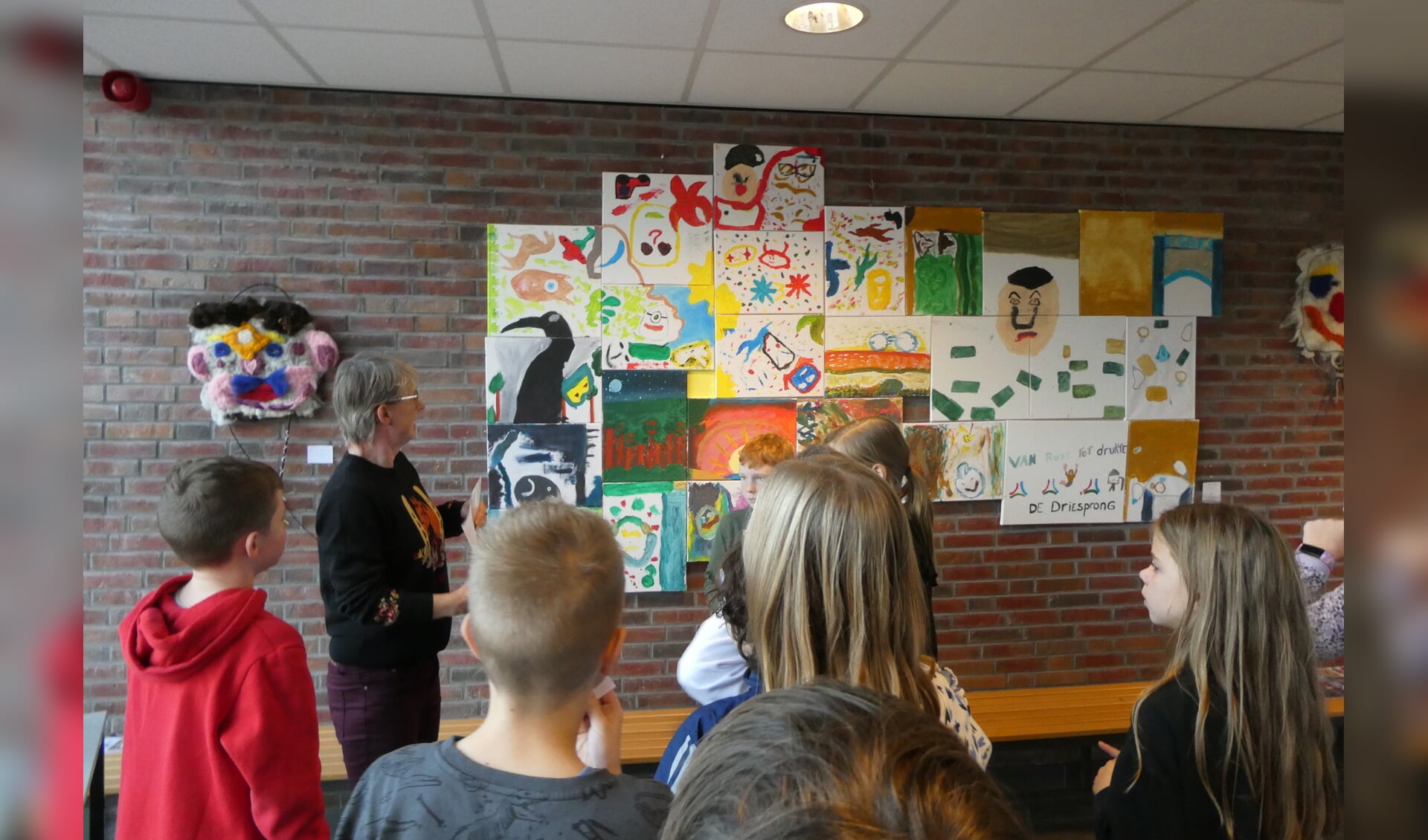 Isabelle Langeveld leidde een groep kinderen langs de werkstukken. Links Bas ter Maat van De Driesprong. Foto's: Jan Hendriksen 