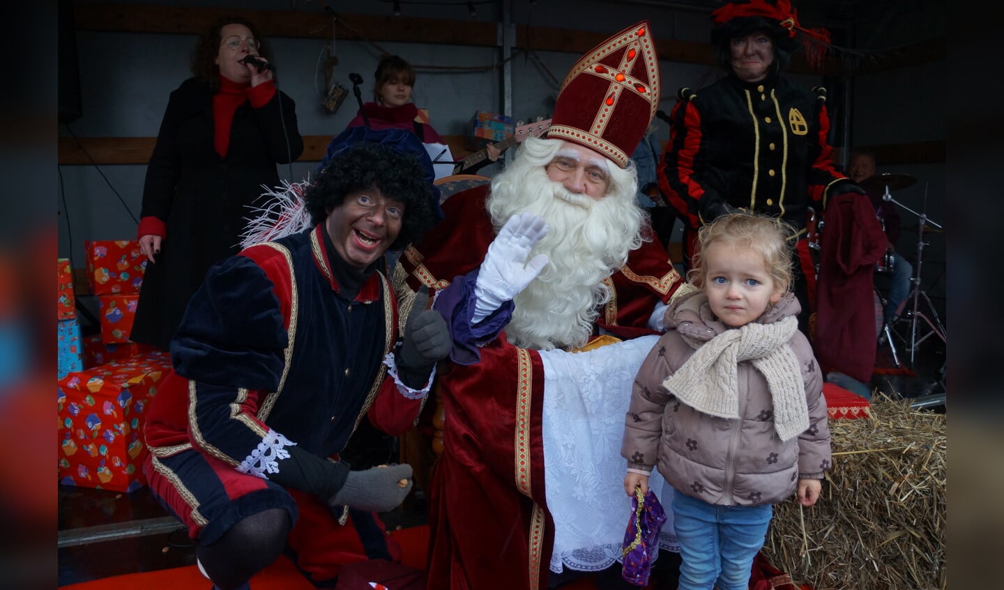 De kinderen konden met Sinterklaas op de foto. Foto: Richard Stegers